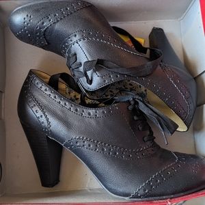 Size 8.5 AE vintage looking pumps